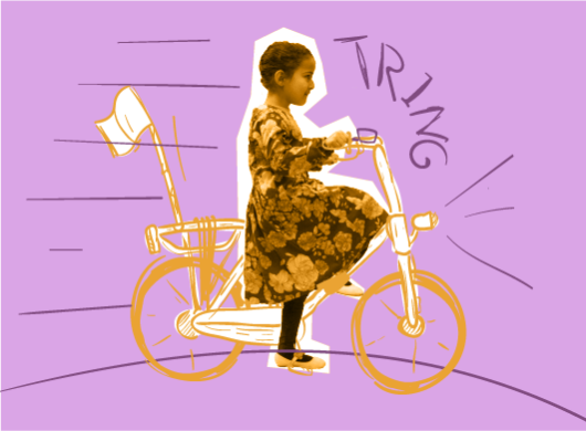 Meisje fiets op haar nieuwe fiets