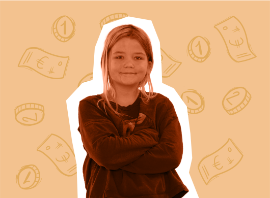 Meisje staat met haar armen over elkaar en glimlacht voor een achtergrond van zwevende munten en geldbriefjes