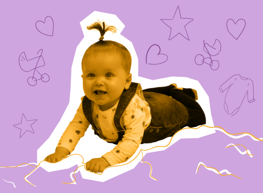 Baby staat op de foto met illustraties van hartjes, sterretjes en kinderwagens om haar heen